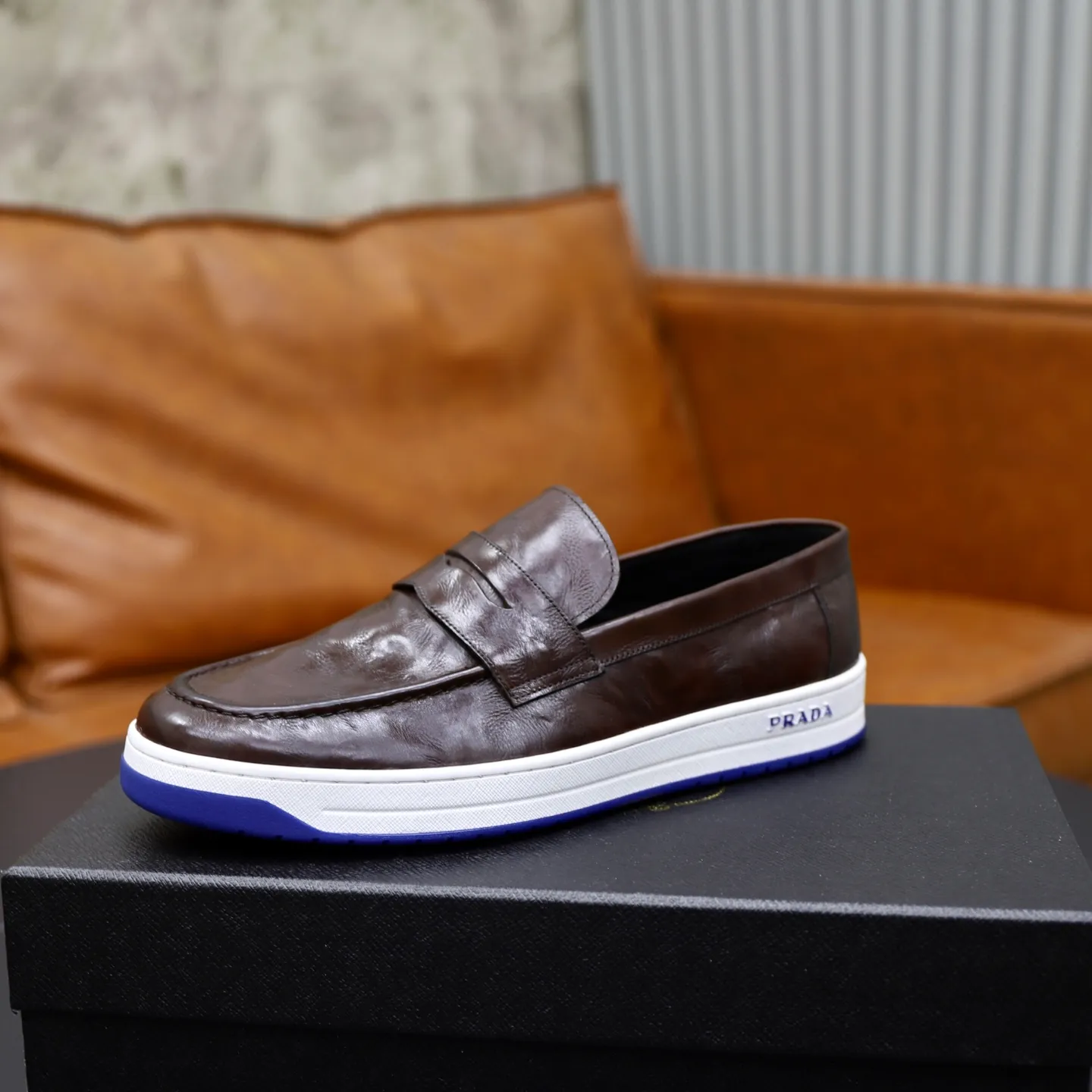 Factory price: 💰640 Prada classic men’s lace-up casual shoes | Imported cowhide upper | Upper stitching layered design, light and breathable | Soft and comfortable | Decorated with PRADA letters on the side | Distinctive sports style, showing the brand style | Lightweight concave and convex pattern rubber soles | Matched with cowhide foot pad lining | Excellent foot feel, fashionable and elegant | Size: 38-44 (45 customized)